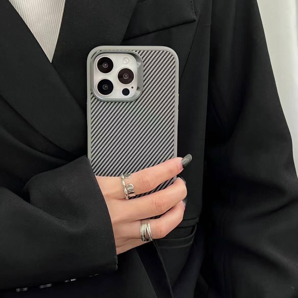 Apple iPhone 14 Kılıf M-safe Şarj Özellikli Karbon Fiber Görünümlü Zore Troy Kapak Siyah