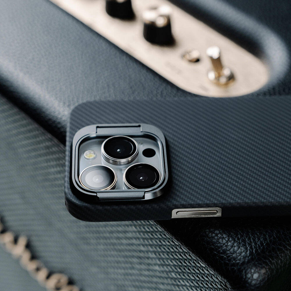 Apple iPhone 15 Pro Max Kılıf M-safe Şarj Özellikli 600D Kevlar Zore Krek Karbon Standlı Kapak Siyah